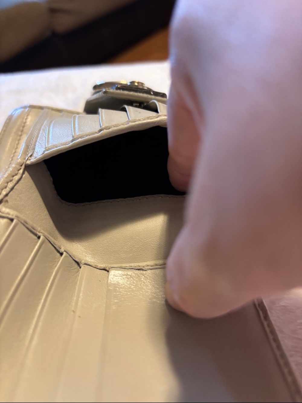 Gucci Cream Embossed GG Leather Compact Wallet with Gold-Tone Detail - Picture 9 of 11